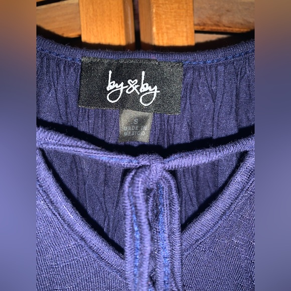 By & By flowy lace sleeve top. - Picture 4 of 4